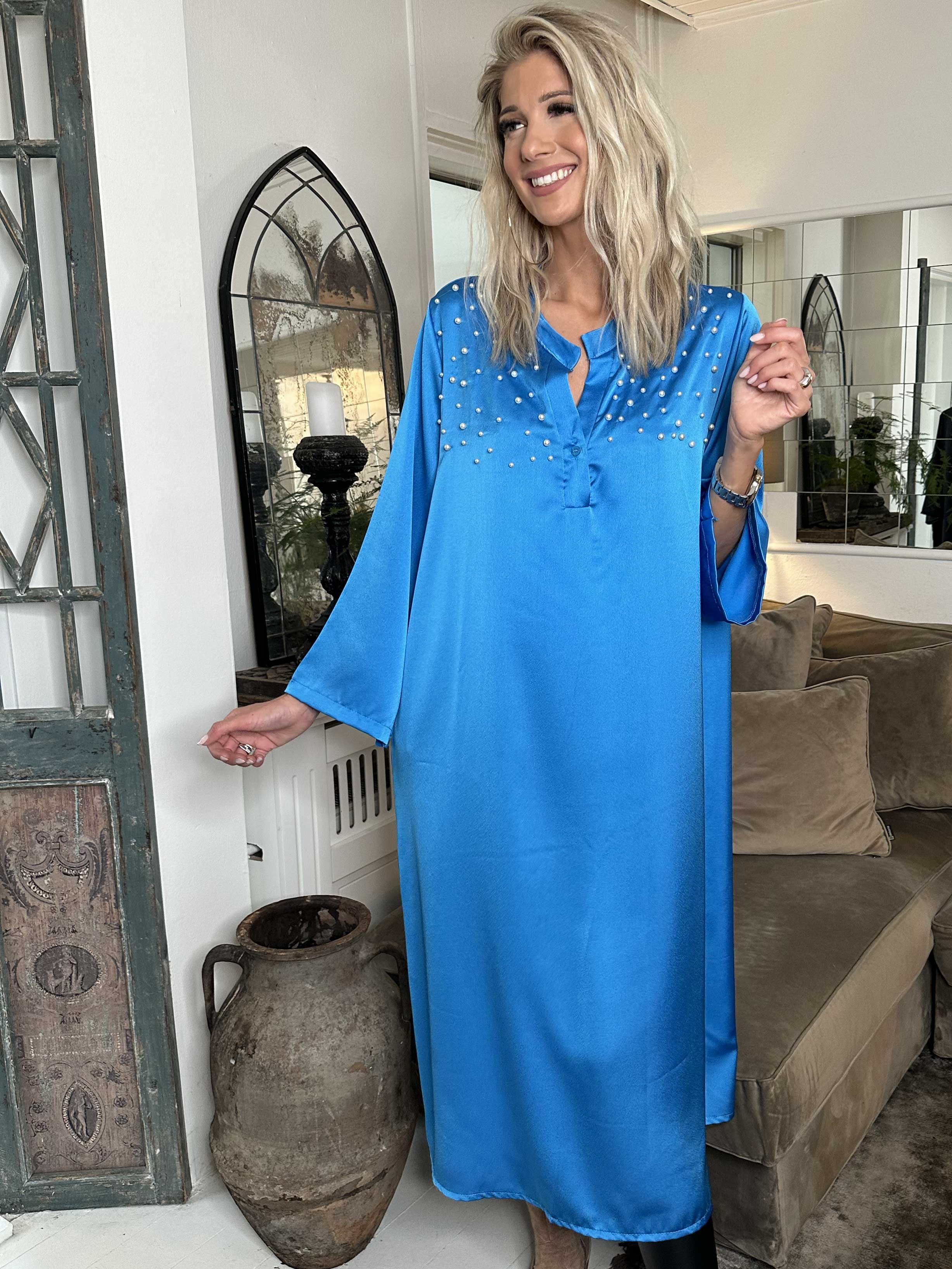 Emilia - Klänning i silkelook med lös passform och vita pärlor